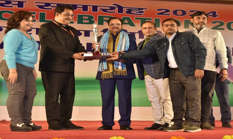 उत्तर प्रदेश की झांकी को मिला द्वितीय पुरस्कार, ‘विकसित भारत-समृद्ध विरासत’ थीम पर सजाई गई थी झांकी