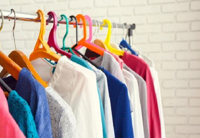 Trick to dry clothes quickly: धूप न निकलने से कपड़े सुखाने में हो रही हैं परेशानी, तो इस ट्रिक से मिनटों में सूख जाएंगे गीले कपड़े