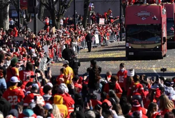 America ‘Super Bowl Parade’ : अमेरिका के कैनसस सिटी में सुपर बाउल परेड में गोलीबारी, एक की मौत, 22 घायल