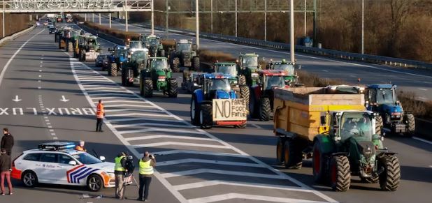 Belgian  farmers protest : बेल्जियम में गुस्साए किसान , ट्रैक्टर लेकर किया संसद का घेराव