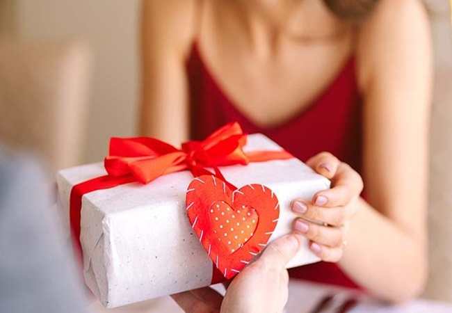 Best Valentine’s Day Gift : वेलेंटाइन डे पर गिफ्ट के लिए नहीं है पैसे? ये ₹1000 वाले गैजेट्स आपके पार्टनर को कर देंगे खुश