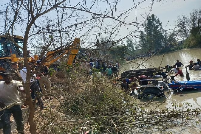 Big Road Accident in Kasganj : मुंडन कराने जा रहा था परिवार और तलाब में समा गईं 22 जानें, हादसे से दहल उठे तीन गांव