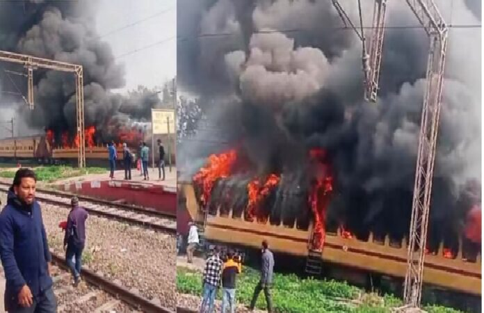 Delhi Train Fire: दिल्ली के पटेल नगर रेलवे स्टेशन पर खड़े ट्रेन के डिब्बों में लगी भीषण आग, धू-धू कर जल गए डिब्बे