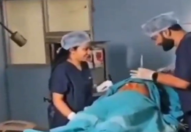 Pre-wedding shoot in operation theatre: कर्नाटक में सरकारी अस्पताल के ऑपरेशन थ्रियेटर में प्री वेडिंग शूट कराने वाला डॉक्टर हुआ बर्खास्त