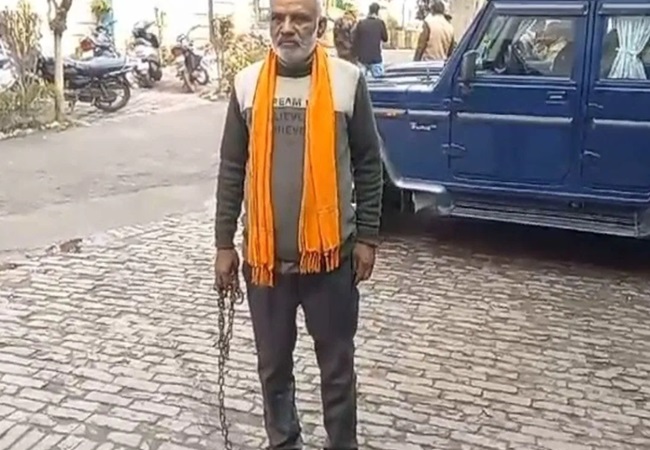 Elderly man reached SSP office with chains tied on his legs