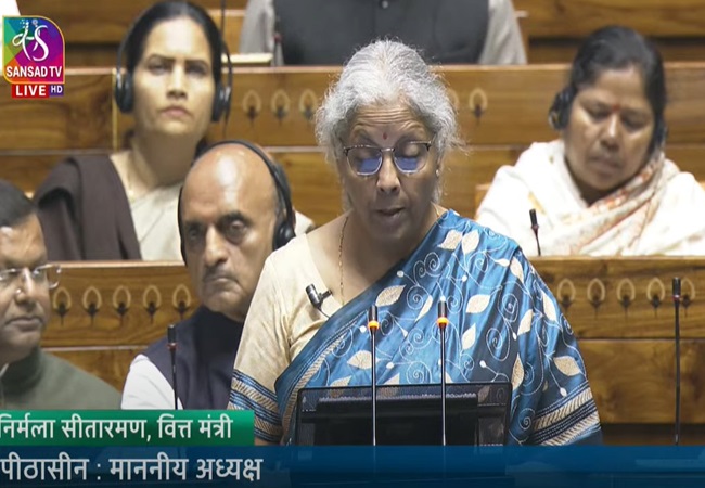 Budget 2024 Live Updates : संसद में वित्तमंत्री निर्मला सीतारमण ने कहा, ’40 हजार नॉर्मल रेल डिब्बों को वंदे भारत जैसे कोच में बदले जाएंगे’