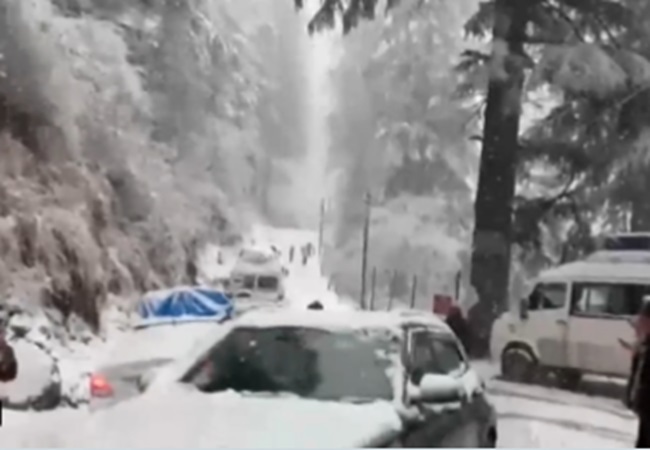 Himachal Snowfall : हिमाचल प्रदेश में भारी बर्फबारी से जनजीवन अस्त-व्यस्त; मनाली में 5 दिनों से बिजली नहीं, 500 सड़कें बंद