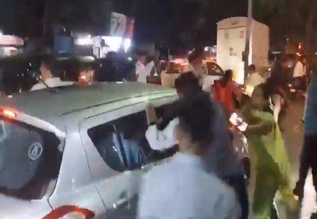 Video: पुणे में पत्रकार निखिल वागले की कार पर हमला, टूटा कांच, फेंकी स्याही