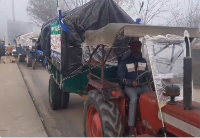 दिल्ली कूच के लिए ट्रैक्टरों पर राशन-पानी लेकर निकले पंजाब के किसान, दिल्ली पुलिस ने भी बढ़ाई चौकसी