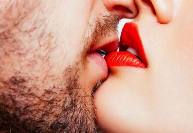 Kiss Day Special: किस न सिर्फ रिश्ते को मजबूत करती है बल्कि सेहत के लिए भी फायदेमंद होती है