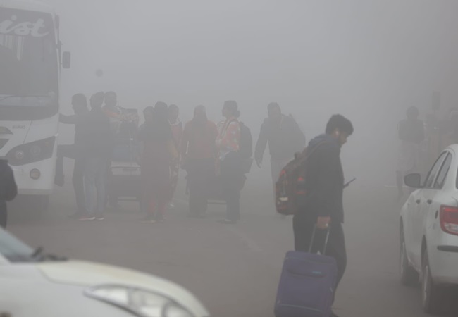 Lucknow Fog Returns : लखनऊ में अचानक मौसम ने बदला मिजाज, फिर लौट आया कोहरा