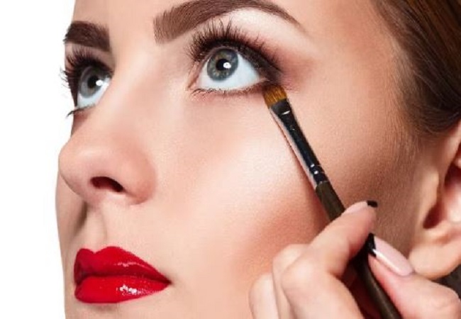 Makeup Tips: फेस पर अलग ही नजर आता है मेकअप, तो भूलकर भी न करें ये गलतियां