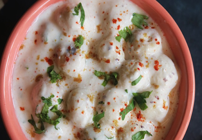Makhana Raita Recipe: खाने में टेस्टी और पेट के लिए बेहद फायदेमंद होता है मखाने का रायता