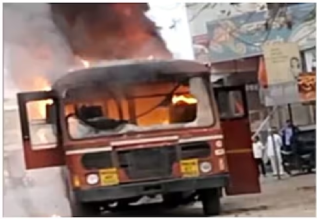 Maratha Reservation Protest : मराठा प्रदर्शनकारियों ने राज्य परिवहन की बस को लगाई आग,अगली सूचना तक जालना में बस सेवाएं निलंबित