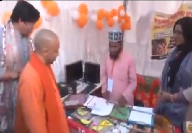 Muslim youth recited Ramcharitmanas to CM Yogi