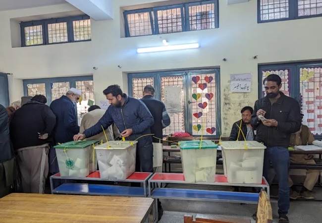 Pakistan Re-Voting : पाकिस्तान में फिर से होंगे मतदान, चुनाव आयोग की विश्वसनीयता पर उठ रहे हैं सवाल