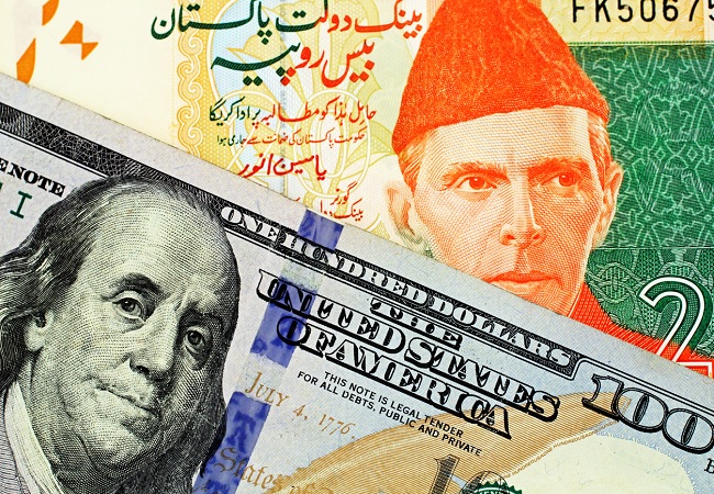 पाक शेयर मार्केट क्रैश, डॉलर के मुकाबले कमजोर हुआ पाकिस्तानी रुपया