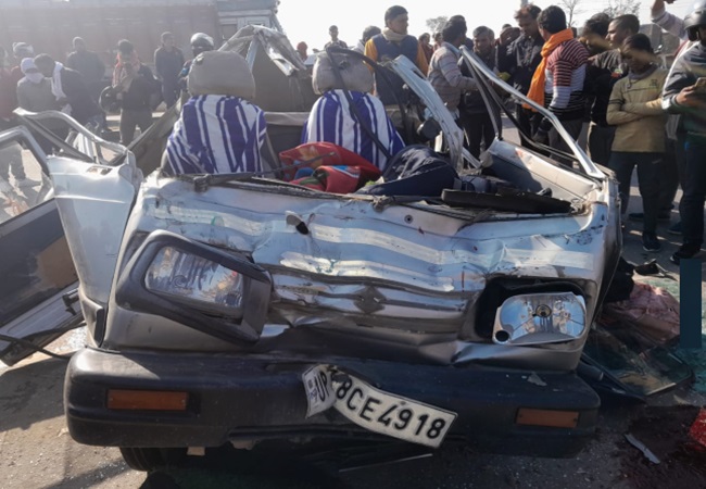 Speeding truck hits school van in Kanpur