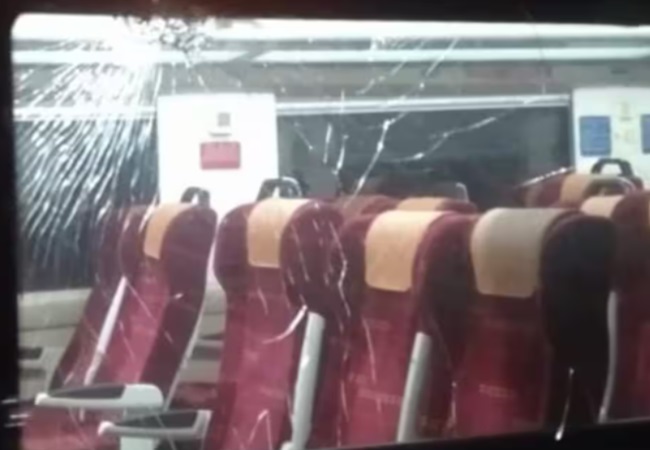 Stones pelted on Vande Bharat train: चेन्नई में वंदे भारत ट्रेन पर पथराव, कई कोच के टूटे कांच