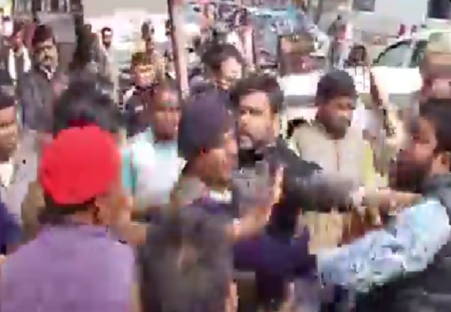 Viral video: ट्रैफिक सिपाही को एबीवीपी कार्यकर्ताओं की बाइक का चालान करना पड़ा महंगा, झड़प