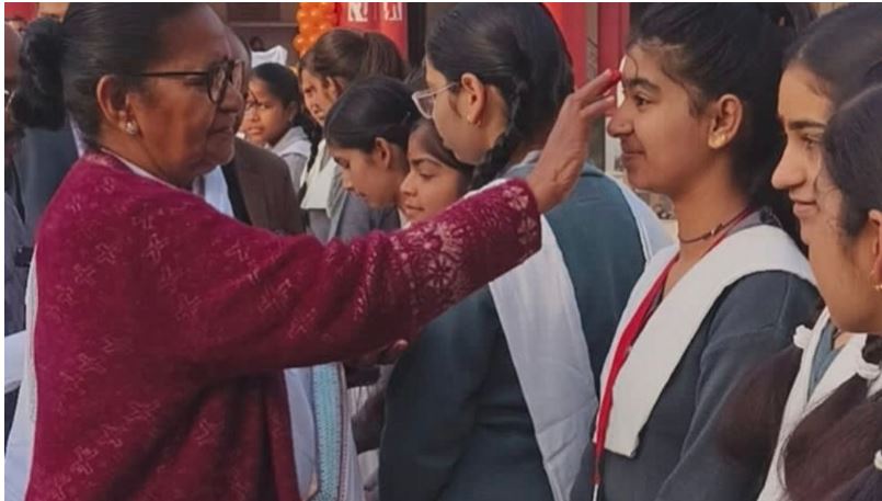 माध्यमिक शिक्षा राज्य मंत्री गुलाब देवी ने यूपी बोर्ड परीक्षार्थियों को तिलक लगाकर दी शुभकामनाएं, बोलीं- नकल माफियाओं को दिया सख्त संदेश