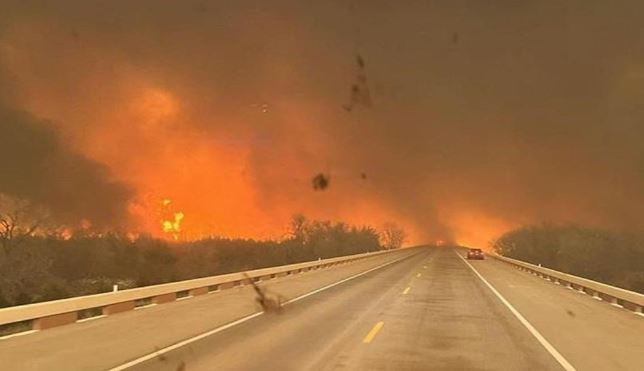 US panhandle wildfires : टेक्सास पैनहैंडल जंगलों में लगी भीषण आग , परमाणु इकाई करनी पड़ी बंद