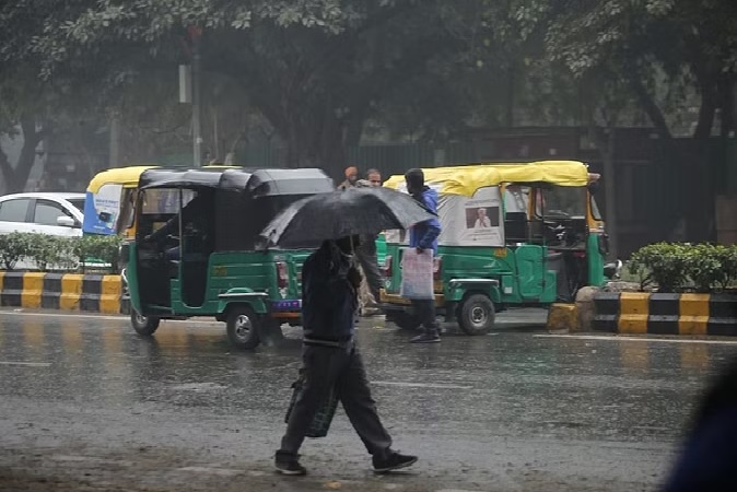 Weather Update : दिल्ली-एनसीआर में हवा के साथ बूंदाबांदी से तापमान में आई गिरावट,मौसम ने ली करवट