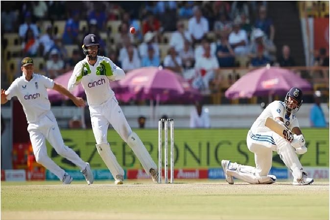 IND vs ENG 3rd Test Day Live Score : चौथे दिन लंच तक भारत दूसरी पारी में बढ़त हुई 440 रन की , यशस्वी-सरफराज क्रीज पर