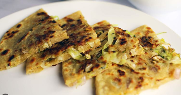 Cabbage Stuffed Paratha Recipe: आज ही शाम को घर में तरी करे क्रिस्पी पत्ता गोभी रेसिपी, बड़े ही नहीं बच्चे भी कहेंगे वाह