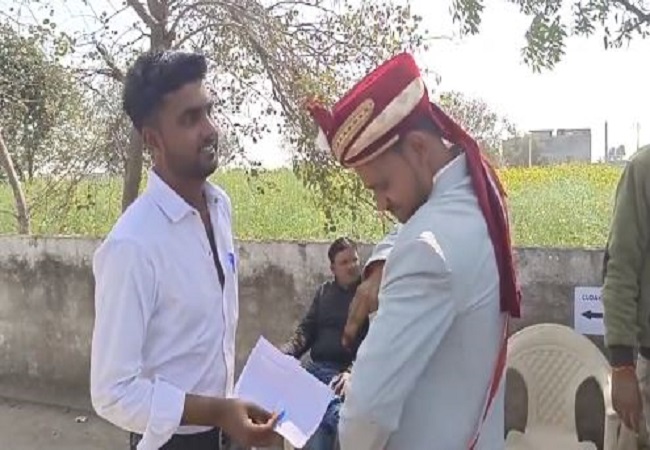UP Police constable Exam: उत्तर प्रदेश पुलिस कॉस्टेबल भर्ती परीक्षा देने पहुंचा दूल्हा