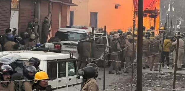 हल्द्वानी में बवालः अवैध मदरसे पर चला बुलडोजर तो हुआ हंगामा, पुलिस पर पथरबाजी के साथ हुई आगजनी