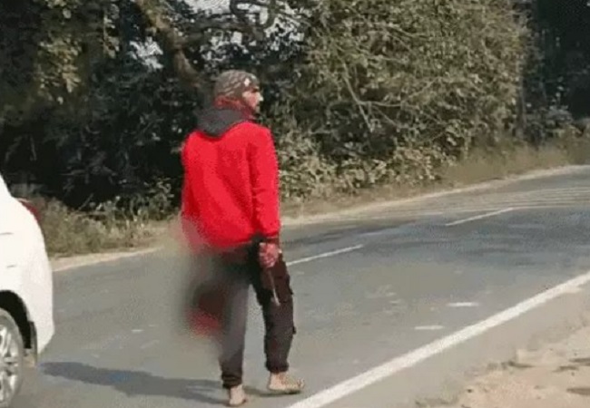 Viral Video: पत्नी का सिर धड़ से अलग कर सड़कों पर टहलता रहा सिरफिरा, खौफनाक मंंजर देख कांप जाएंगी रुह