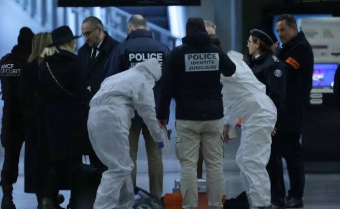Paris railway station knife Attacker : पेरिस रेलवे स्टेशन पर चाकू लेकर घुसे हमलावर ने तीन लोगों को किया घायल , मचा हड़कंप