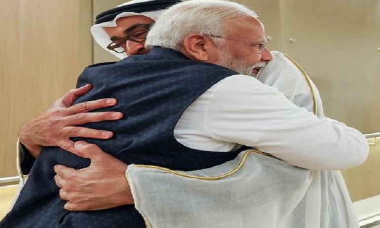 अबु धाबी पहुंचे प्रधानमंत्री मोदी, यूएई के राष्ट्रपति ने गले लगाकर किया स्वागत
