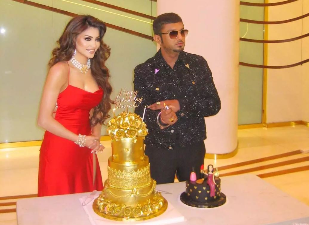 Urvashi Rautela Birthday Special: हनी सिंह के साथ 24 कैरेट का गोल्‍ड केक काटती नजर आई उर्वशी रौतेला
