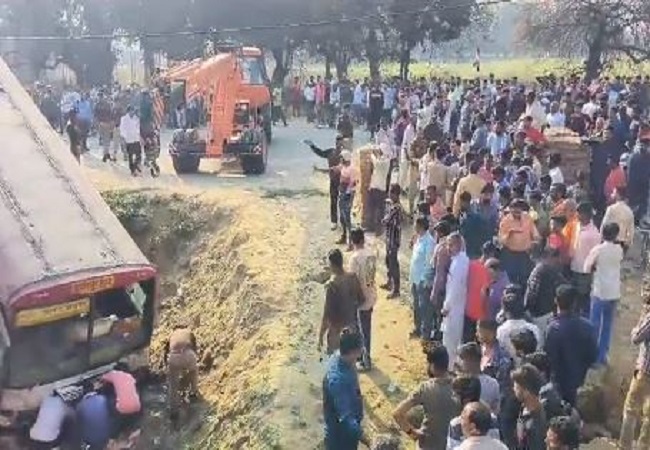 कानपुर के घाटमपुर में अनियंत्रित बस गड्डे में गिरने से हादसा, तीन छात्रों की मौत, कई घायल