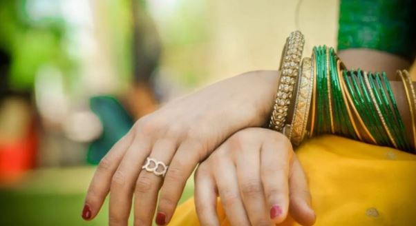 Bangles Astrology Tips : अलग-अलग रंगों की चूड़ियां पहनने से बढ़ता है सौभाग्य, पति की बदल सकती है किस्मत