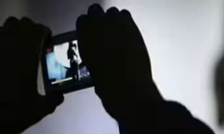 UP News: सांसद की कथित वीडियो वायरल होने के बाद दर्ज हुई FIR, निष्पक्ष जांच की मांग