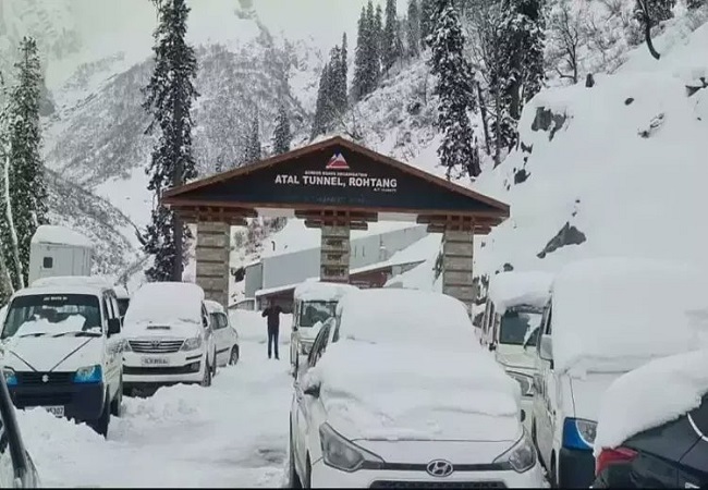 Himachal Weather : बर्फबारी और बारिश से भरमौर-पठानकोट हाईवे समेत छह रास्ते जाम, विद्युत आपूर्ति ठप