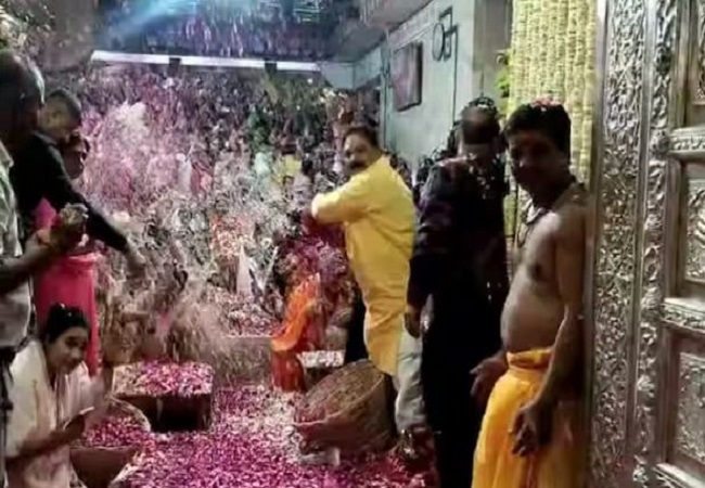 Holi of flowers in Ujjain Mahakal: उज्जैन के महाकाल मंदिर में खेली गई फूलों से होली, देखें वीडियो