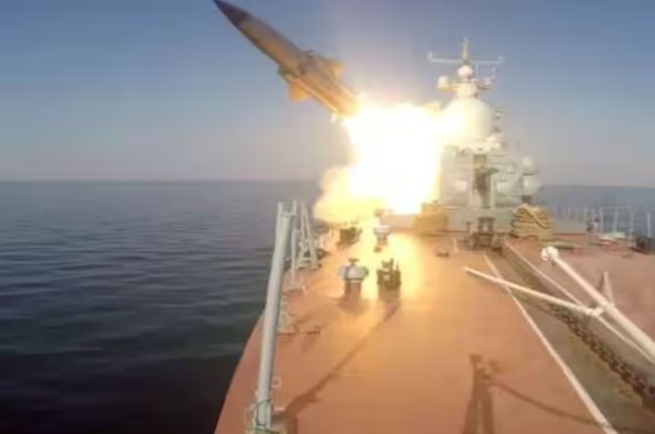 Houthi Attack Commercial Ships : यमन के हूती विद्रोहियों ने किया अमेरिकी जहाजों पर हमला, 2 जहाज क्षतिग्रस्त