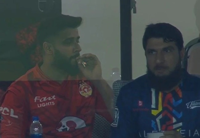 PSL फाइनल के दौरान खुलेआम स्मोकिंग कर रहा था पाकिस्तानी खिलाड़ी, वीडियो वायरल
