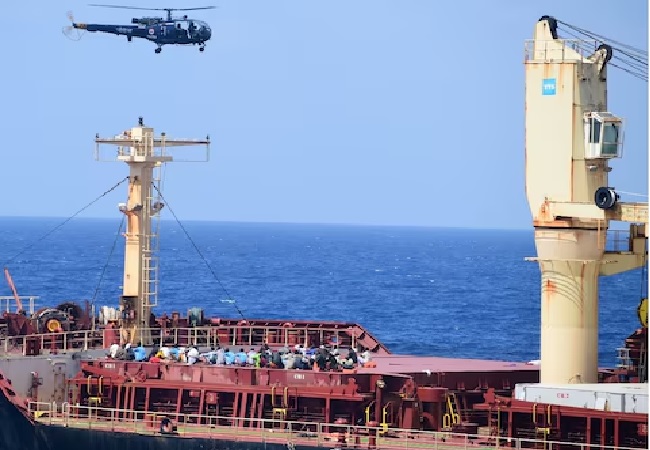 अरब सागर में भारतीय नौसेना का बज रहा है डंका, 35 समुद्री डकैत सरेंडर को मजबूर और हाईजैक जहाज से 17 लोगों को बचाया