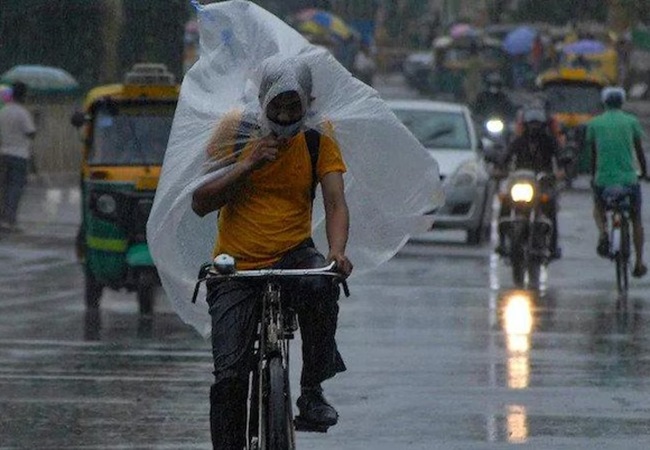 Lucknow Weather News : लखनऊ समेत यूपी के 46 जिलों में आंधी-बारिश के आसार, IMD ने जारी किया अलर्ट