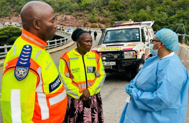 South Africa Bus Accident :  दक्षिण अफ्रीका में पुल से 165 फीट गहरे गड्डे में गिरी बस , 45 की मौत