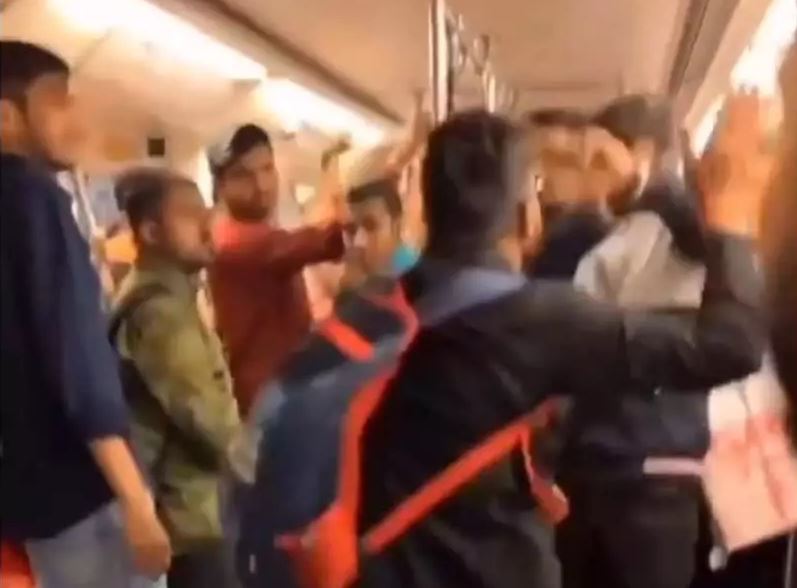 Viral Video: मेट्रो में शख्स ने पकड़ा चोर, और फिर कर दी थप्पड़ों की बौछार