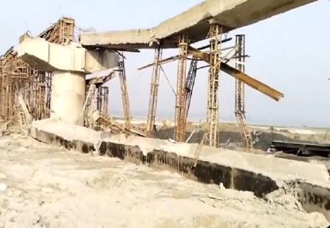 Video: बुलंदशहर में गंगा नदी पर बन रहे पुल के तीन बीम धाराशाही, देखें वीडियो