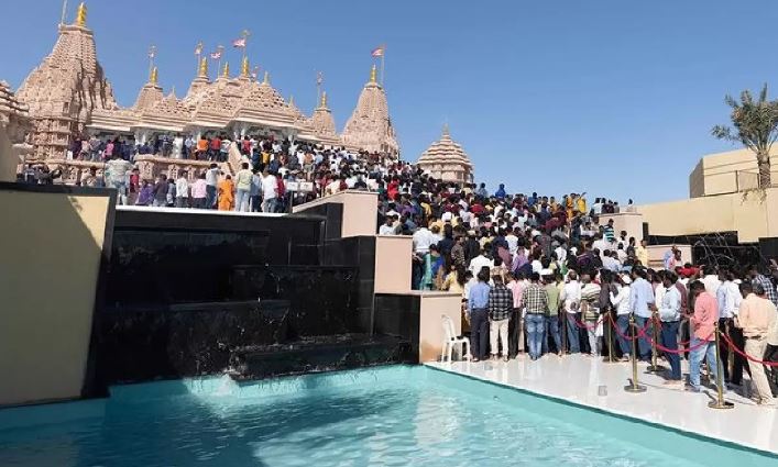 UAE Hindu Temple : UAE के हिंदू मंदिर में दर्शन को श्रद्धालुओं की उमड़ी भारी भीड़ , पहले दिन आए 65 हजार लोग