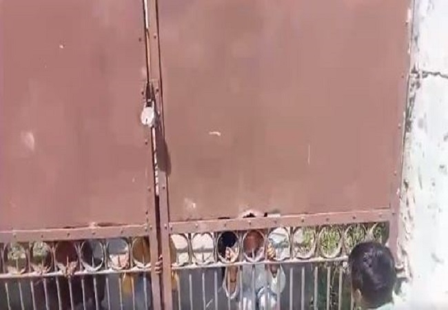 Viral Video: आंगनबाड़ी केन्द्र में बच्चों को अंदर बंद कर ताला लगाकर चली गई सहायिका, घंटों तक रोते बिलखते रहे बच्चे