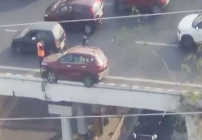 Viral Video: कार ड्राईव करते करते चालक को आ गयी झपकी, एक्सप्रेसवे के अंडरपास पर अटकी कार